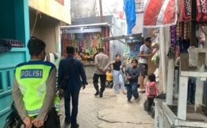 Cegah Gangguan Kamtibmas, Polsek Tallo Gelar Patroli Jalan Kaki di Permukiman Padat