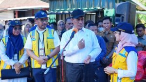 Menteri Pertanian Salurkan Bantuan bagi Korban Banjir di Bone