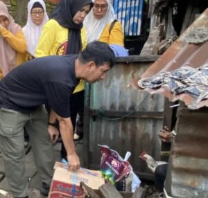 Camat Panakkukang Tinjau Langsung Lansia di Sudut Permukiman dan Salurkan Bantuan