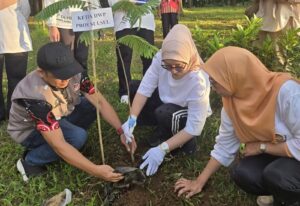 Hari Bumi 2026, DWP Sulsel Tanam Bibit Unggul Bernilai Ekonomi di Gowa