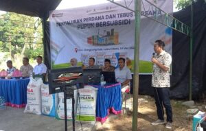 Penyaluran Perdana Pupuk Bersubsidi untuk Petani Rongkong Lutra