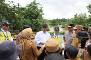 Mentan Amran Kunjungi Kendari dan Salurkan Bantuan untuk Pulihkan Dampak Banjir