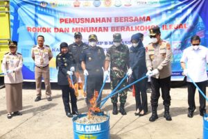 Kapolda Sulsel Hadiri Pemusnahan Rokok dan Minuman Beralkohol Ilegal oleh Kanwil DJBC