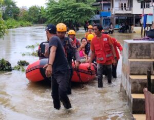 Tim SAR Evakuasi 67 Warga Terdampak Banjir Bone, 2 Orang Meninggal
