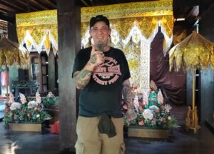 Wisatawan Prancis Terpesona Alat Musik Tradisional Sulbar: Menarik dan Bentuknya Sangat Unik