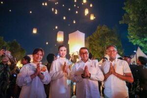 Ribuan Lampion Terangi Langit Borobudur