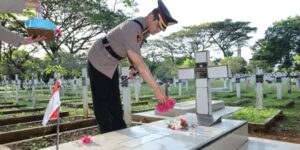 Sambut Hari Bhayangkara, Polrestabes Makassar Gelar Ziarah Rombongan dan Tabur Bunga di TMP Panaikang