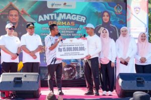 Gubernur Serahkan Bantuan Keuangan Rp15 Miliar untuk Selayar