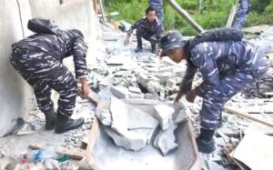 TNI AL Kodaeral VI Lanal Palu Bersihkan Rumah Roboh dan Perbaiki Pagar Gereja Terdampak Gempa