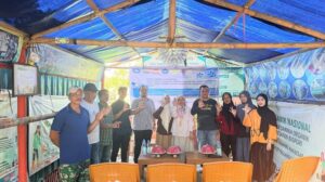 Tim PKM Unismuh Makassar Petakan Sampah Plastik di Pantai Anging Mammiri