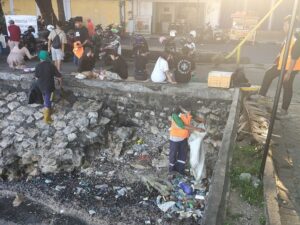 Tanggapi Aduan di Medsos, Petugas Kebersihkan Sampah di Kawasan Pantai Losari
