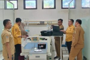 Disdukcapil Sinjai Jemput Bola, Rekam e-KTP Pasien Kritis di Ruang ICU