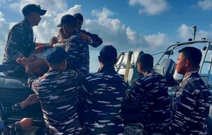 TNI AL Kodaeral VI KRI Marlin-877 Berhasil Evakuasi Dua Korban Selamat Tenggelamnya KLM Nurul Salsa 01
