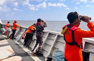 Kapal Tenggelam di Selayar, TNI AL Kodaeral VI Kerahkan KRI Marlin-877 untuk Evakuasi dan Pencarian Korban