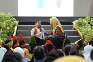 Hari Anak Nasional, Bunda PAUD Makassar Baca Buku Cerita “Jelajah Hijau di Pantai Losari” di Depan Ratusan Anak