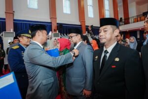 Pengabdian hingga 30 Tahun, Gubernur Sulsel Sematkan Satyalencana kepada 398 PNS