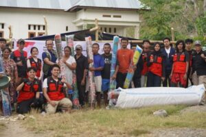 KKN Tanggap Bencana Unhas Salurkan Bantuan untuk 40 KK Terdampak Gempa di NTT