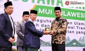 Hadiri Musda IX MUI Sulsel, Mentan Amran Beri Bantuan hingga Borong Produk UMKM