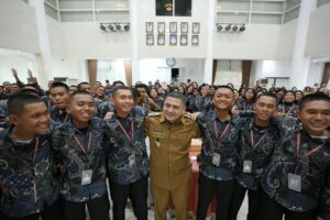 Wali Kota Makan Malam Bareng 70 Paskibraka Makassar, Beri Uang Tunai dan Studi Wisata ke Bali