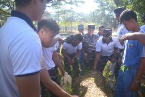 Peringati HUT dan Hari Jadi Kodaeral VI, TNI AL Gelar Karya Bakti di TMP Panaikang
