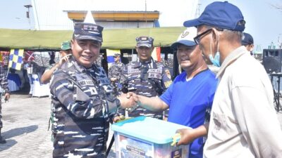 Hari Jadi TNI AL, Kodaeral VI Gelar Baksos dan Bakkes di Pelabuhan Paotere Makassar