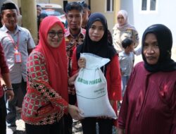 Salurkan Bantuan Pangan di Bontontompo, Bupati Gowa Ingatkan Masyarakat untuk Waspada Cuaca Ekstrem