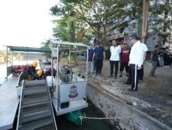 Wali Kota Makassar Gunakan Kapal Pembersih Limbah Laut Susuri Pantai Losari Bersama Satgas